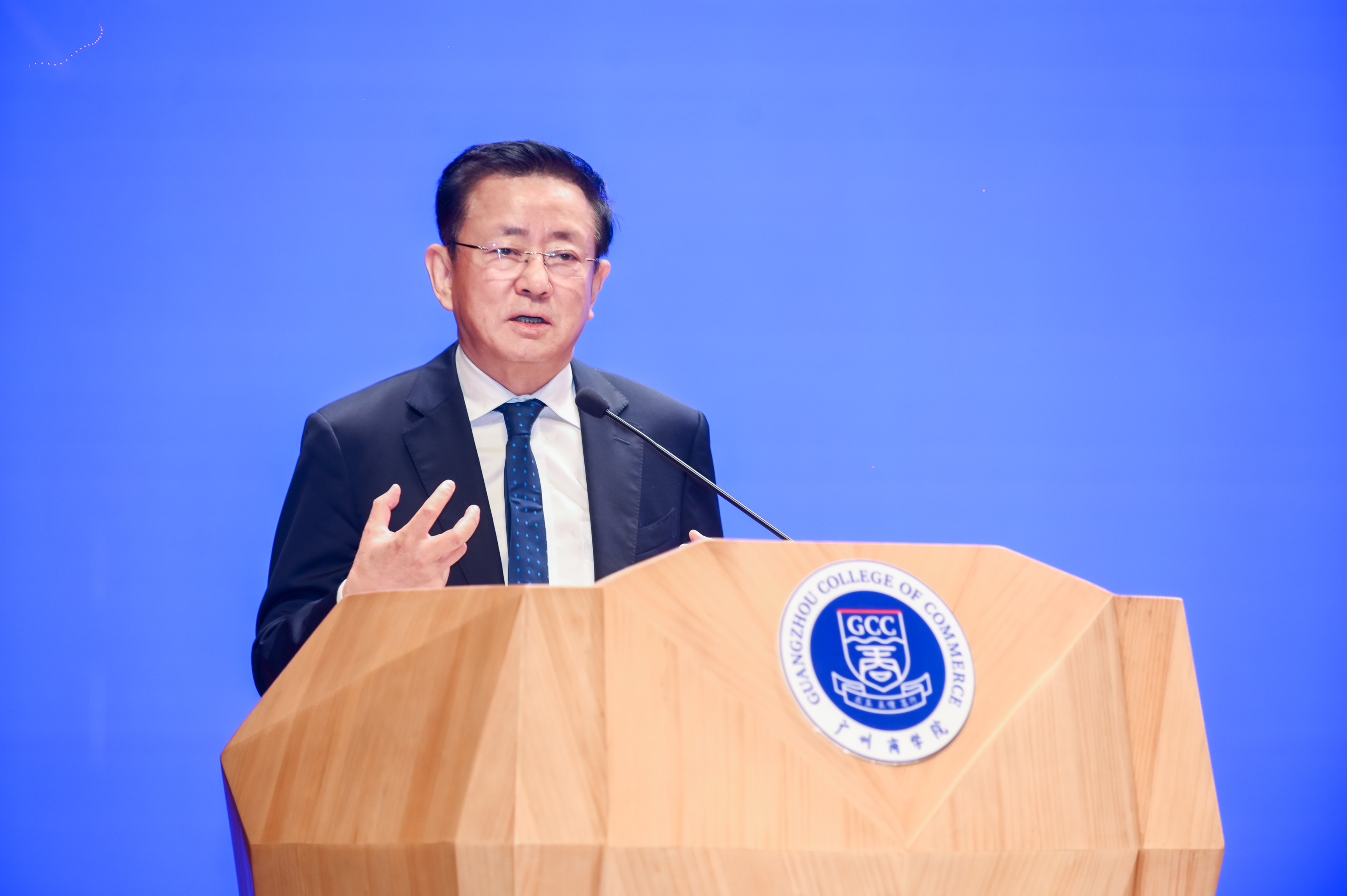 上财商学院举办中国经济韧性系列论坛