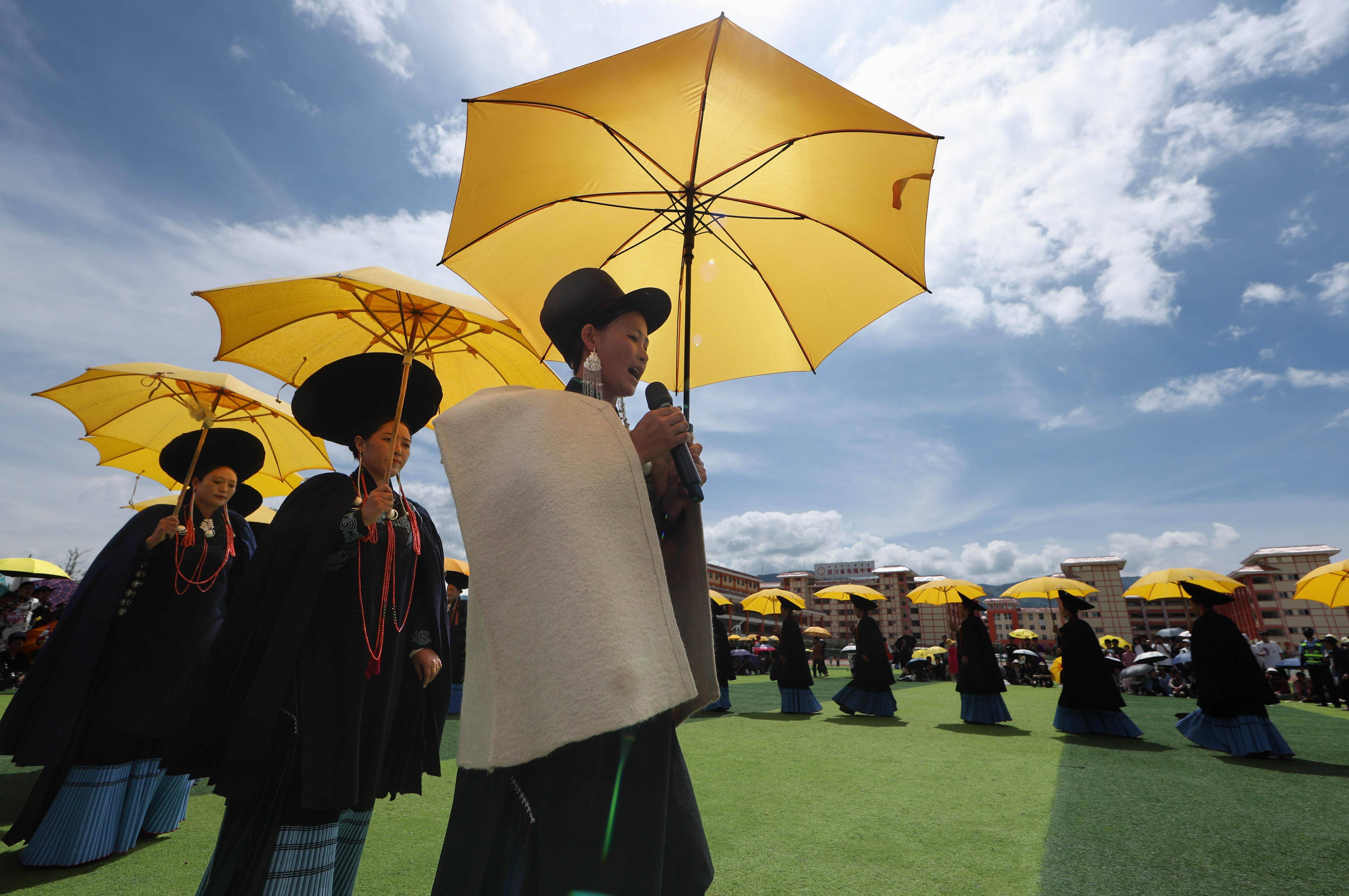 新华全媒+丨彝族火把节燃情大凉山夏日
