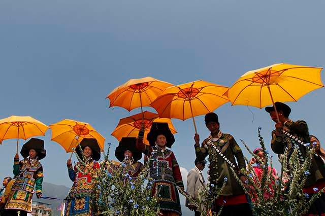 新华全媒+丨彝族火把节燃情大凉山夏日
