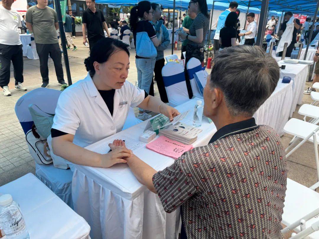 传递科学减重知识 健康体重管理年专题行动走进中建一局