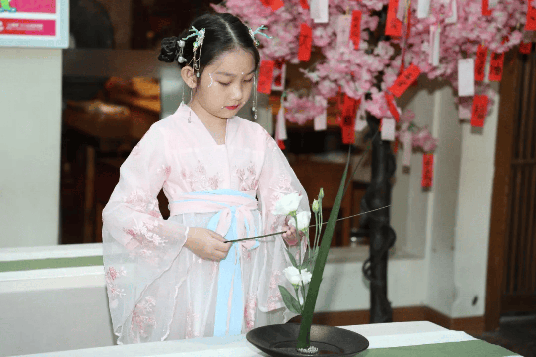 新华视点丨汉服“穿越”、AI研学：暑期入境游“热”力全开