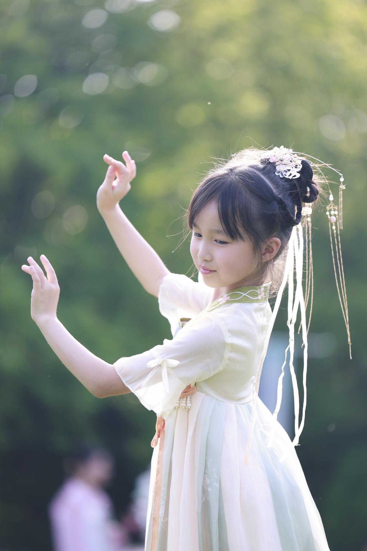 新华视点丨汉服“穿越”、AI研学：暑期入境游“热”力全开