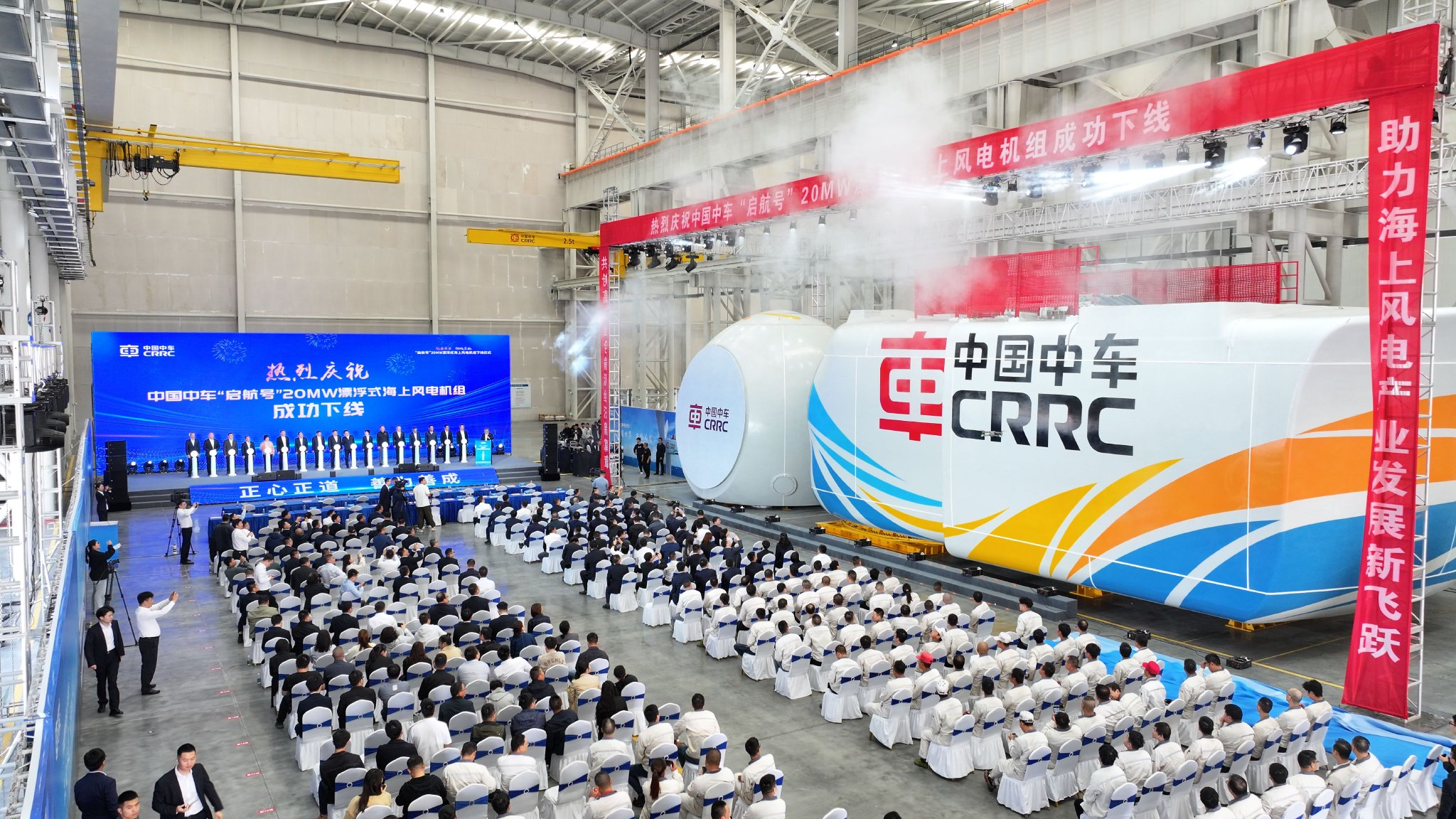 我国首座大型海上浮式液化天然气生产装置启航