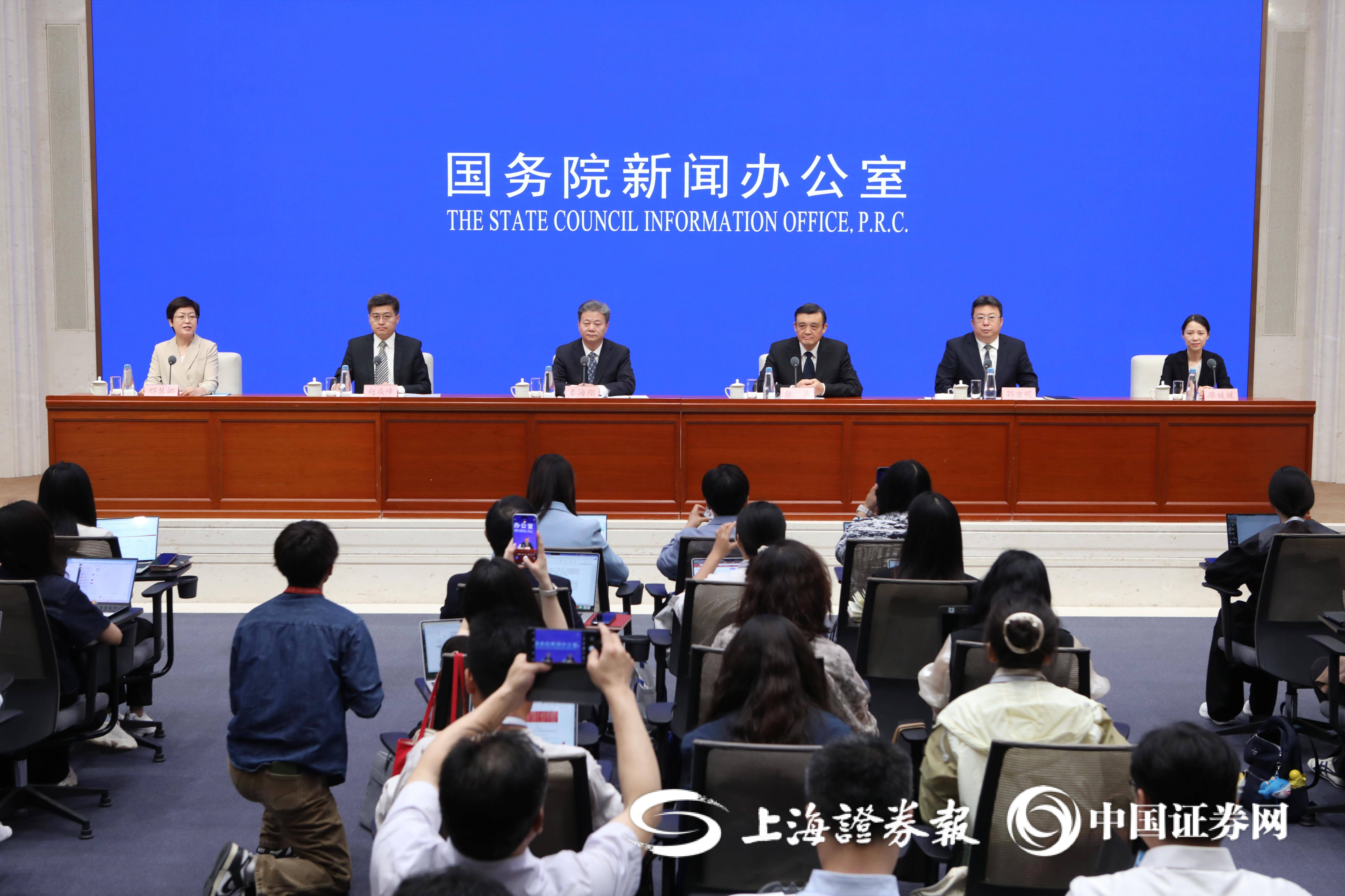 金融监管总局局长李云泽：银行业保险业总资产超500万亿元