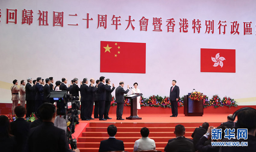 习近平向香港新界大埔区住宅楼重大火灾事故遇难人员和殉职的消防员表示哀悼 对遇难者家属和受灾人员表示慰问 要求全力以赴扑灭火灾 努力把火灾伤亡损失降到最低