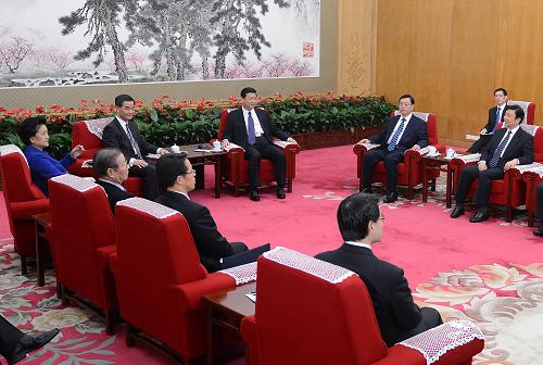 习近平向香港新界大埔区住宅楼重大火灾事故遇难人员和殉职的消防员表示哀悼 对遇难者家属和受灾人员表示慰问 要求全力以赴扑灭火灾 努力把火灾伤亡损失降到最低