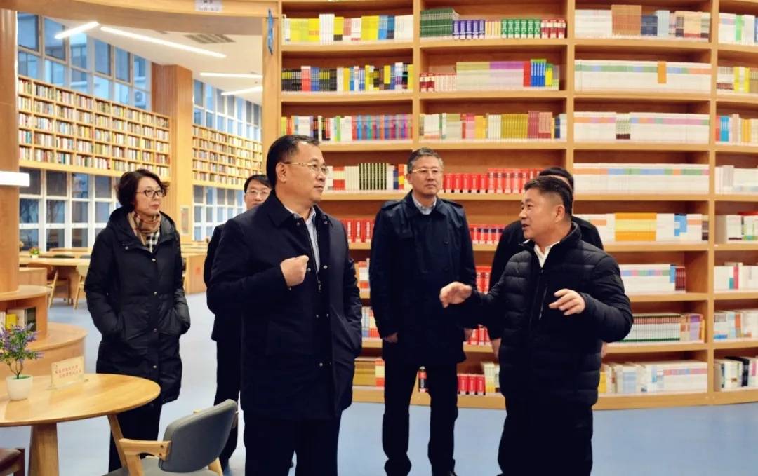 青岛农商银行：董事长王锡峰因到龄退休辞任