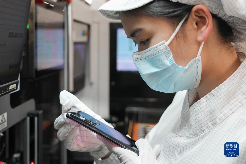 专访丨中国高质量发展为世界经济注入稳定性——访世界经济论坛执行董事马尔万·凯鲁兹