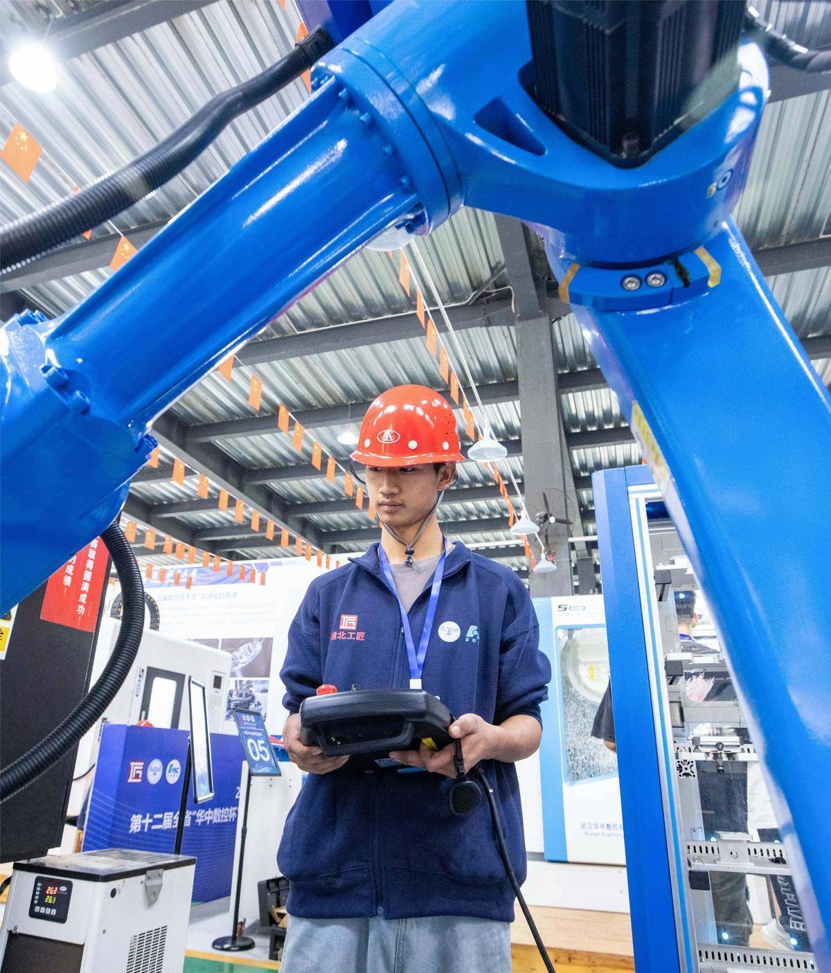 专访丨中国高质量发展为世界经济注入稳定性——访世界经济论坛执行董事马尔万·凯鲁兹