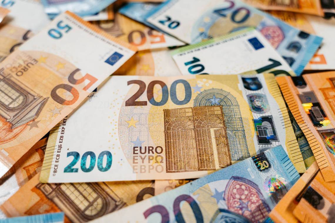 法国10年期国债收益率跌至3.4%创三个月新低，欧元突破1.2美元关口