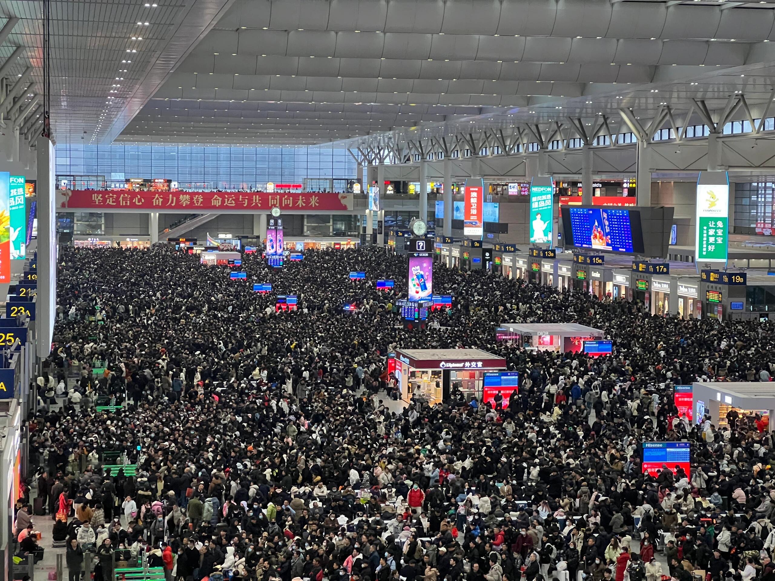 春运首日探访多地铁路调度中心