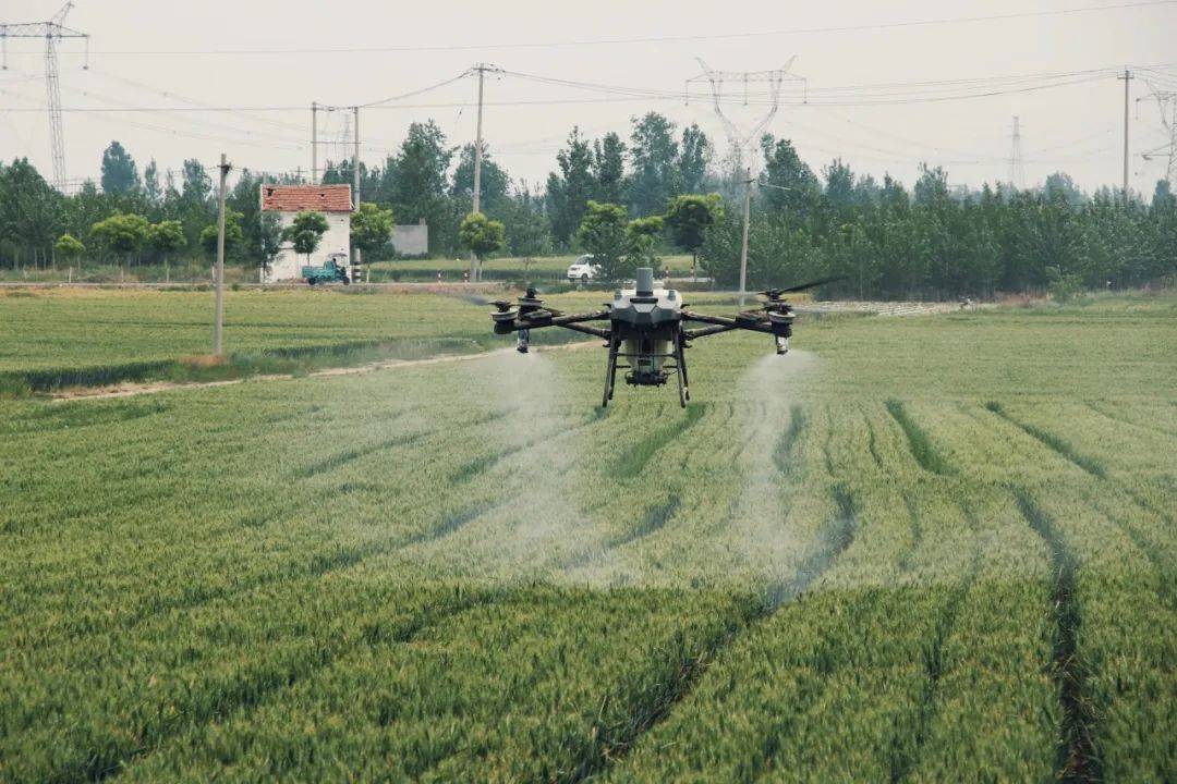 新春走基层丨城市天空的无人机规划员：夜空作画，云端守航