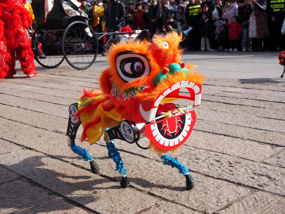 机器人舞狮迎新年 2025全年新增机器人相关企业超26万家