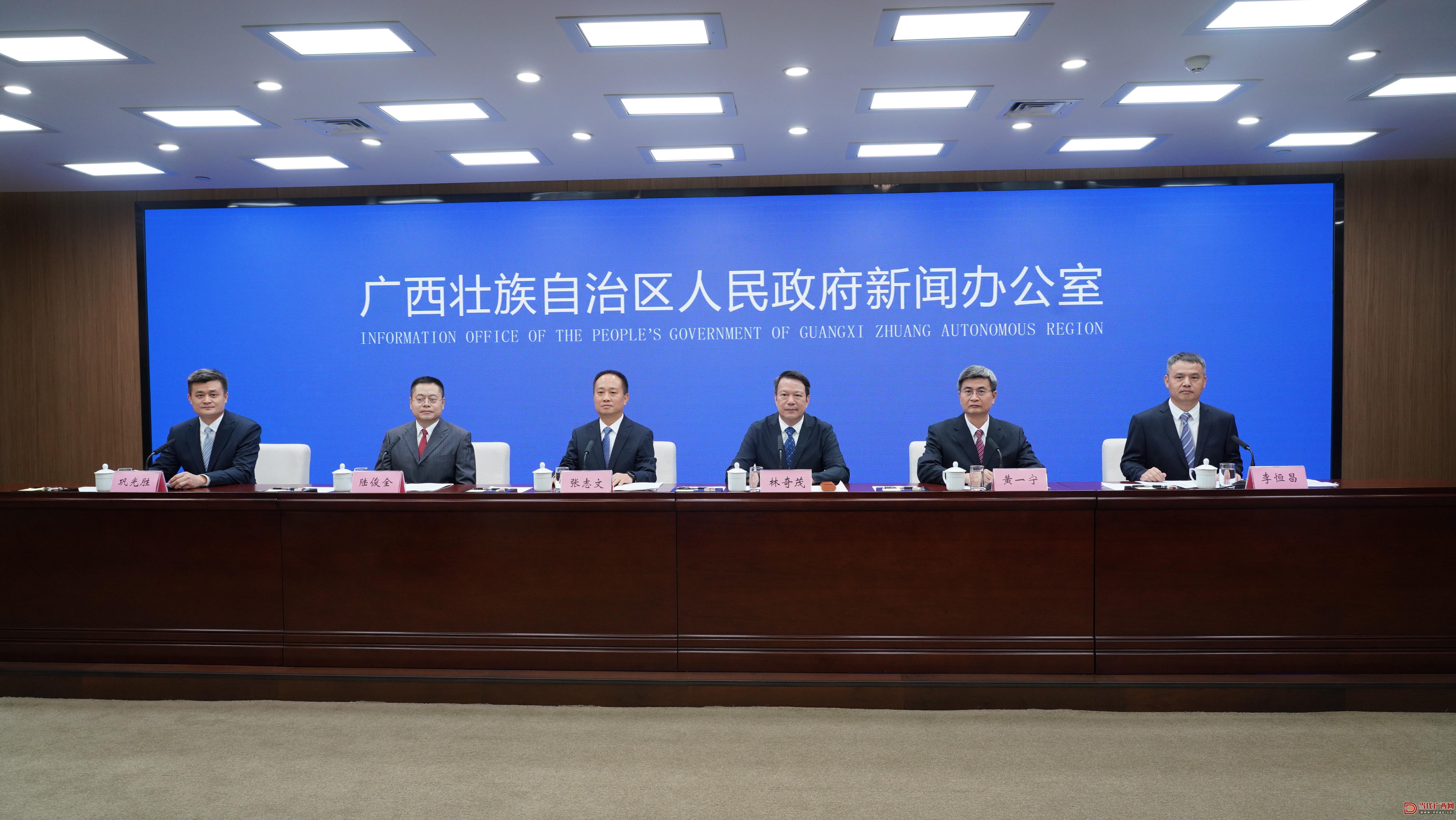 两会现场声丨听，“委员通道”上的奋进信心