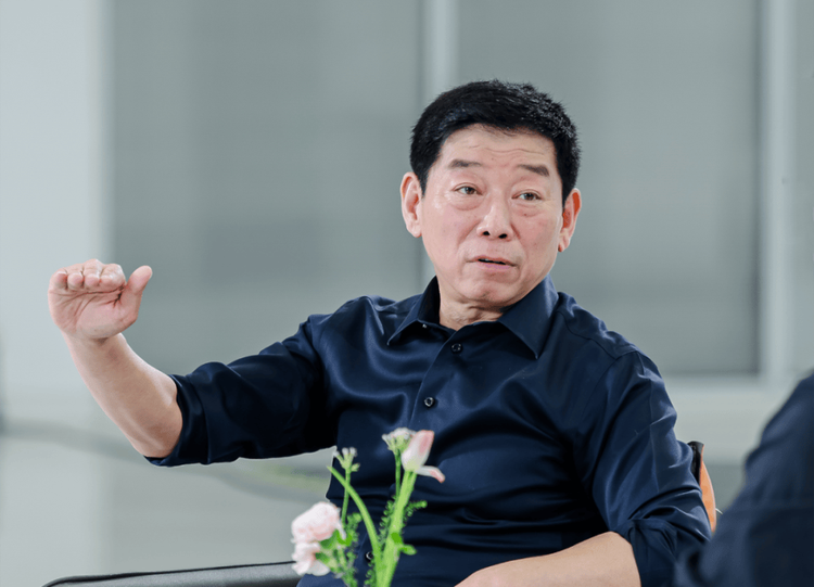 莲花CEO冯擎峰谈豪车市场破局:不卷价格专注驾趣 以 “小而美” 谋求盈利