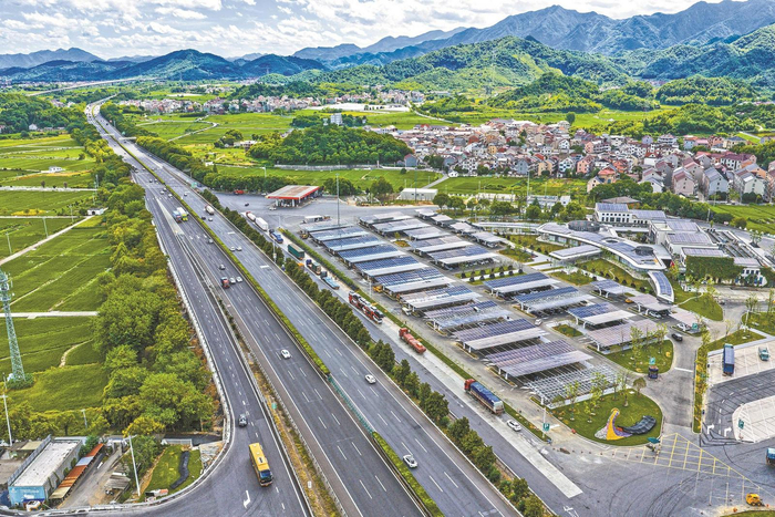 交通运输部：截至2025年底全国高速公路服务区已建成电动汽车充电枪7.15万个