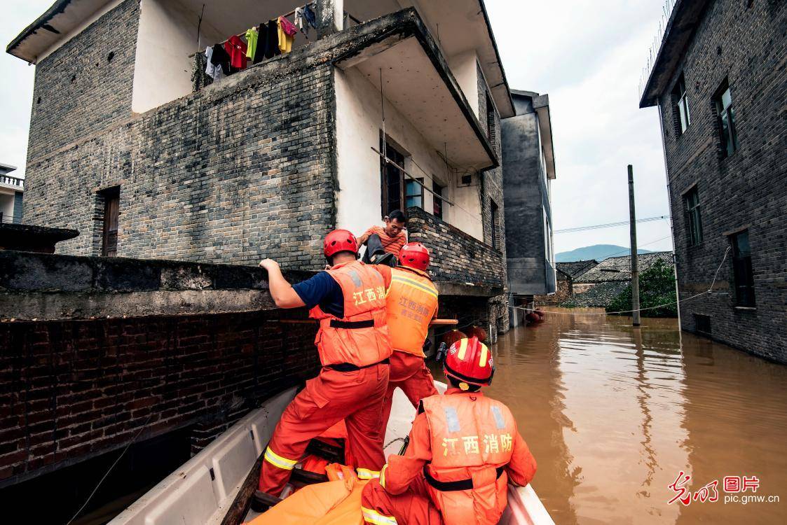 泥石流灾害后群众转移安置 他们替全村“守家”